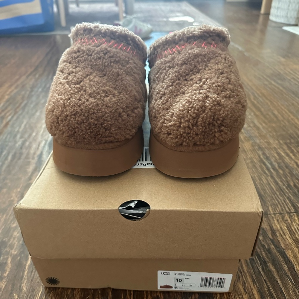 NEVER WORN - Ugg Maxi Curly Tazz - chestnut with pink detail